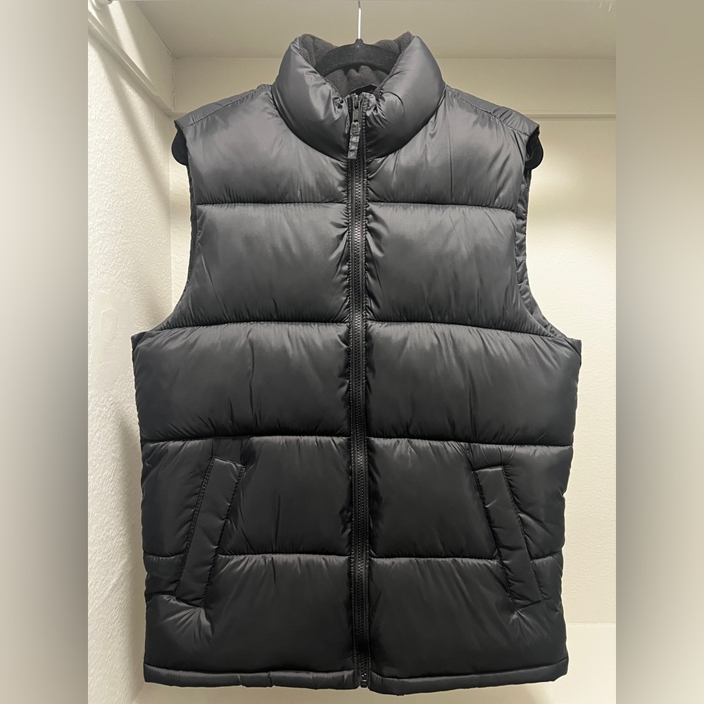 OLD NAVY. LIKE NEW. MENS MEDIUM BLACK PUFFER VEST.